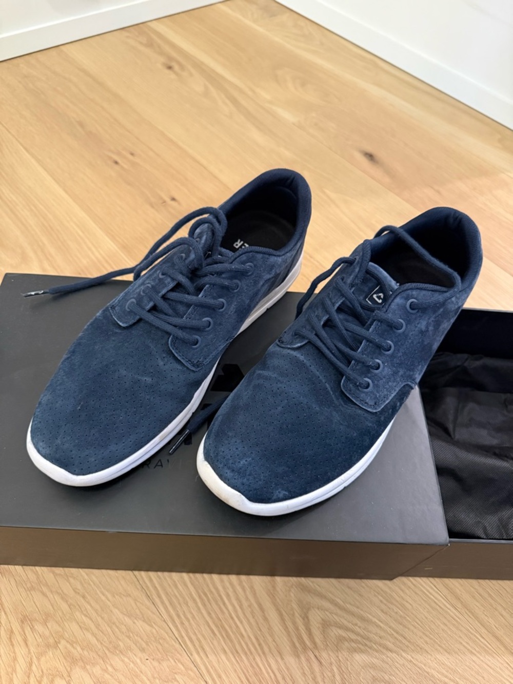 Travis Mathew sz 10 suede sneaker navy blue